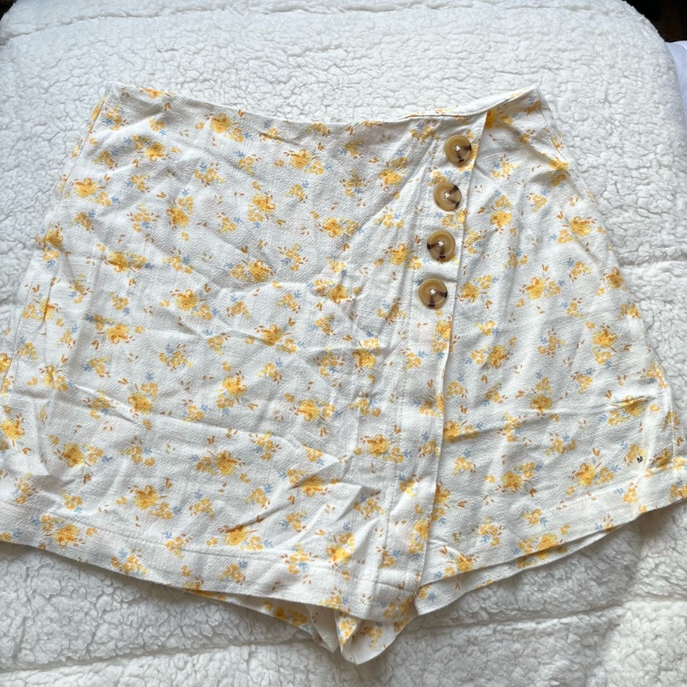 Medium skirt with built in shorts !!